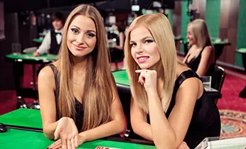 Đội ngũ chuyên nghiệp của mmoo casino làm việc cùng nhau